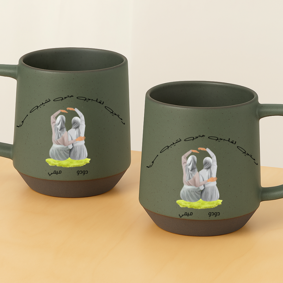 Personalized Mug – Hijabi Friends Sitting Back Hug with Arabic Quote – Twinkle & Twine